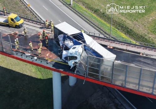 Ciężarówka wjechała w bariery i ekrany. Kierowca zakleszczony. Ruch z S8 na S2 zablokowany!