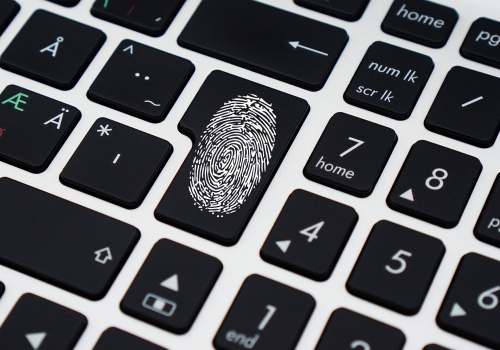 Twoja tożsamość jest celem. Na celowniku hakerów są agenci AI i biometria