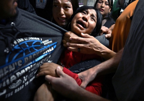 Zdjęciem „Rozdzieleni przez ICE” Carol Guzy wygrywa konkurs World Press Photo 2026