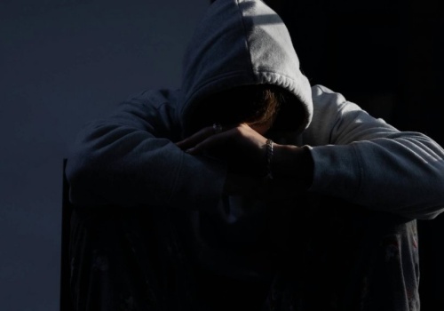 Kopali, bili i przypalali papierosami. Szokujące nagranie 15-latków uratowało życie ofierze