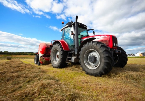Prawo jazdy na traktor. Ile aktualnie kosztuje kurs na kategorię T i czy warto go robić, mając już kategorię B?