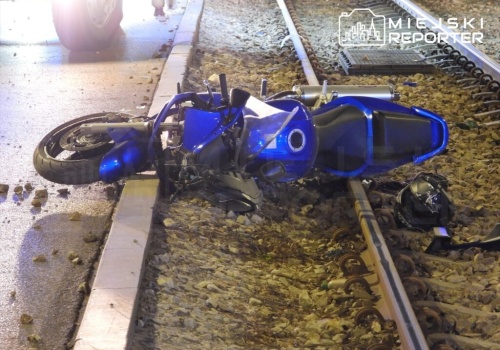 22-latek na motocyklu wpadł na torowisko tramwajowe i nieprzytomny, w stanie ciężkim trafił do szpitala