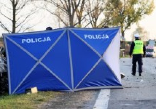 Dwie osoby nie żyją, auta spłonęły. Tragiczny wypadek na Mazurach