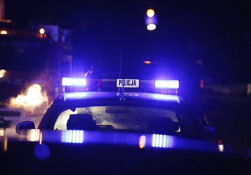 18-latek poważnie ranny w wypadku. Jechał na masce samochodu