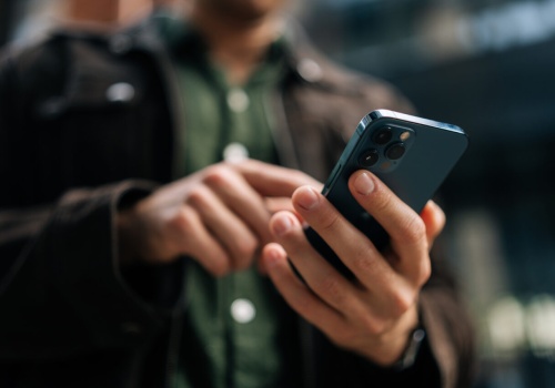 Zdjęcia z WhatsAppa i Messengera zaśmiecają telefon? Zmień te ustawienia