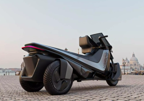 Motocykl, który przechyla się jak jednoślad, ale myśli o bezpieczeństwie jak auto