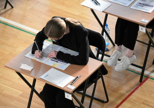 Ściąganie na maturze? CKE przestrzega przed tym procederem. Konsekwencje są porażające