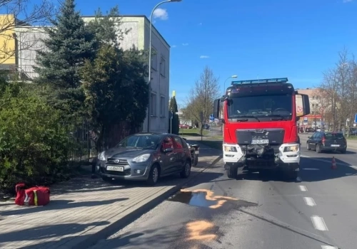 Zderzenie motocykla z audi w Chojnicach. Jedna osoba została poszkodowana