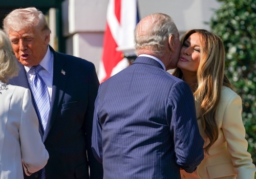 Trumpowie gościli Karola III i Kamilę. Zwiedzili razem pasiekę