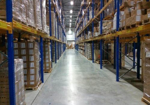 Jak wybrać producenta regałów magazynowych? 5 kluczowych kryteriów
