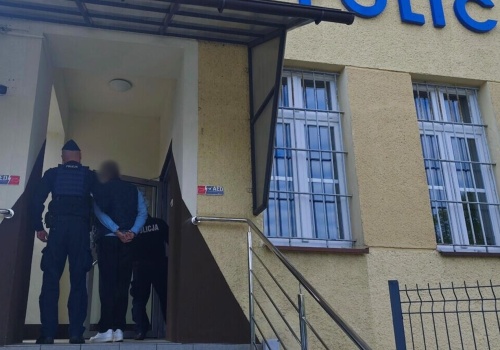 Kurs przez wieś, kierunek: areszt. Policjanci znaleźli kokainę w peugeocie 30‑latka FOTO/VIDEO
