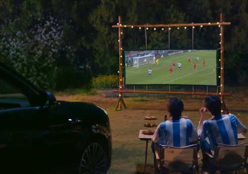 Film wyświetlany lampami samochodu. Huawei przebił wszystkich