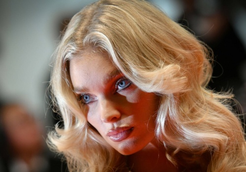 Oczekująca drugiego dziecka Elsa Hosk w najmodniejszym płaszczu tej wiosny
