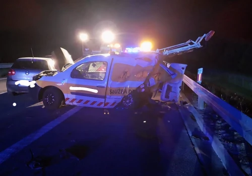Koszmar na A4. Rozpędzony mercedes staranował pojazdy na pasie awaryjnym. 31-latek trafił do szpitala