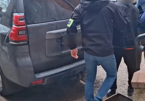 Atak z użyciem rozbitej butelki na os. Mazurskim. 39-latkowi grozi surowa kara