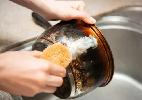 Przypalenia na patelniach i garnkach schodzą bez szorowania. A wszystko dzięki kuchennemu odpadowi