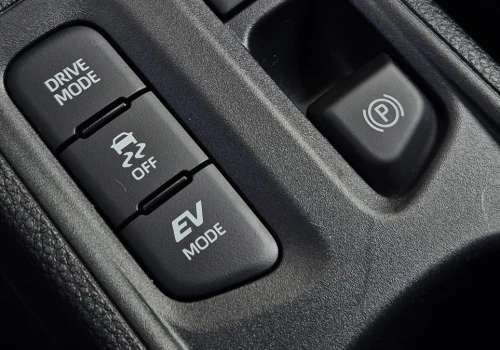 Co się stanie, gdy podczas jazdy zaciągniesz elektryczny ręczny?