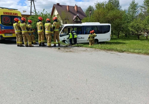 Dachowanie autobusu! Trzy osoby ranne, na miejscu lądował śmigłowiec LPR
