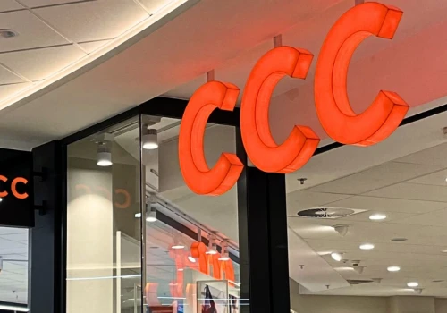 Sneakersy Adidas z CCC znowu są tańsze - pasują do sukienki, jeansów i lnianych spodni