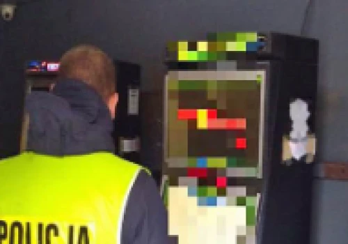 Nielegalne automaty zabezpieczone przez policjantów