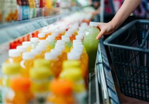 Wyniki kontroli napojów. Tak producenci oszukują na etykietach