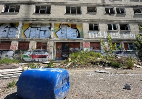 Opuszczony hotel ma granicy Brochowa i Jagodna popada w coraz większą ruinę