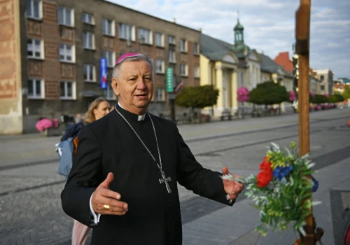 Abp Józef Guzdek: w hospicjum miłość staje się czynem