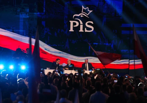 Ogół Polaków wieszczy rozpad PiS. Spytaliśmy o to samo wyborców partii. Wynik zaskak…
