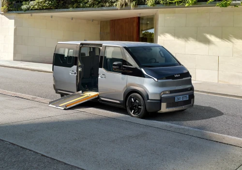 Kia prezentuje PV5 WAV Side Entry na rynek europejski. Wózek inwalidzki wjedzie po rampie
