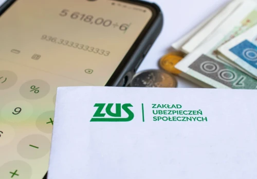 Emeryci i renciści dostaną ważne pisma z ZUS. W jednej kopercie dwie kluczowe informacje