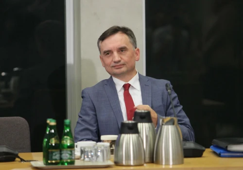 Ucieczka czy strategiczny wyjazd? Sondaż ocenia wpływ sprawy Ziobry na notowania PiS