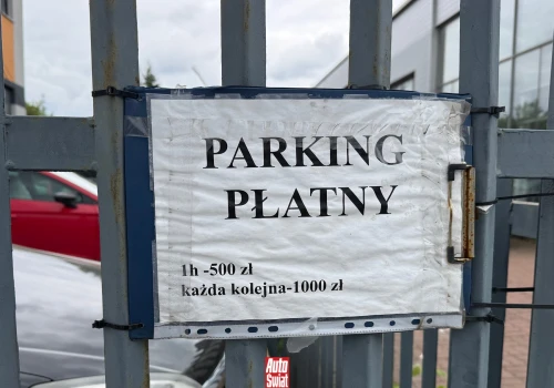 Kartki z "cennikiem" za parkowanie zniknęły z Morelowej. Mamy stanowisko miasta