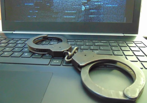 Telefon, strach i obietnica zysku. Mieszkańcy powiatu stracili ponad 60 tys. zł