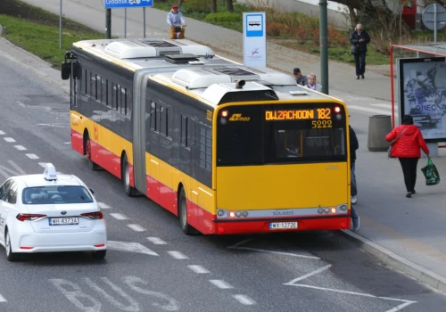Autobus rusza z przystanku. Za znakiem D-42 panuje ważna zasada