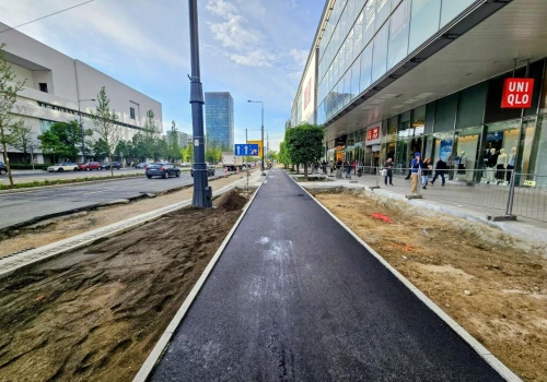 Ścieżka rowerowa przy Domach Centrum nabiera wyglądu. "Czarno to widzę"