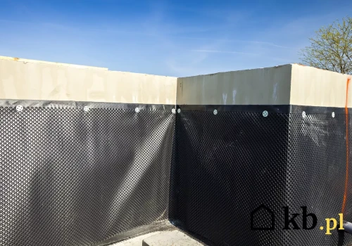 Kosztuje kilka złotych, a może uratować fundamenty przed wodą