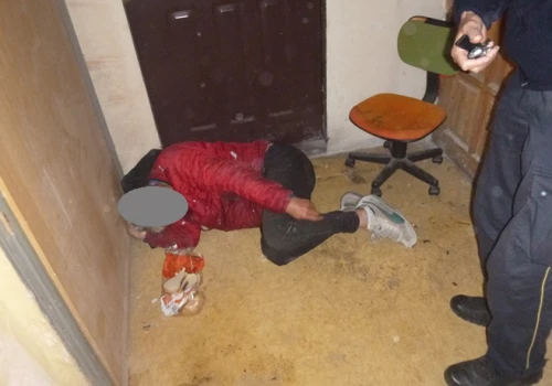 Bezdomni na wiadukcie i klatce schodowej, ranna dziewczynka. Interwencje straży miejskiej