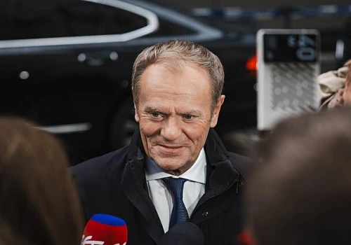 Tusk zaskoczył zwiedzających i… wszedł do sali