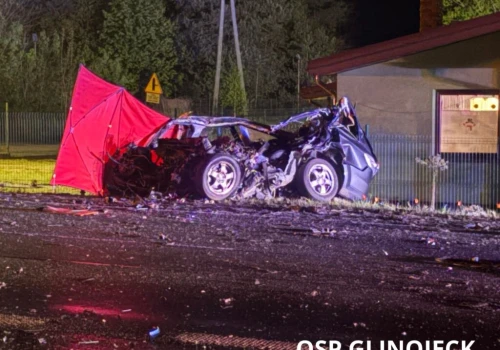 Tragiczny bilans czołówki. Nie żyje kierowca osobówki i ciężarówki. Strażacy: “Zdarzenie, które zapamiętuje się do końca życia, tym bardziej, gdy ratujemy znajomych i naszych lokalnych mieszkańców…”