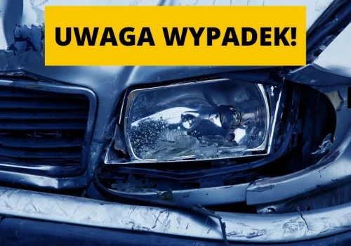 Stary Sącz: Samochód wjechał w drzewo. Kierowca w szpitalu