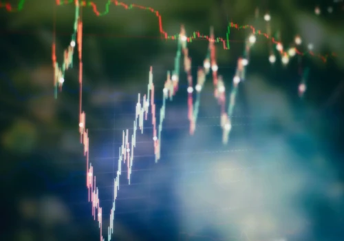 Bliski Wschód znów podbija ceny ropy. Dolar pozostaje mocny, złoty stabilny
