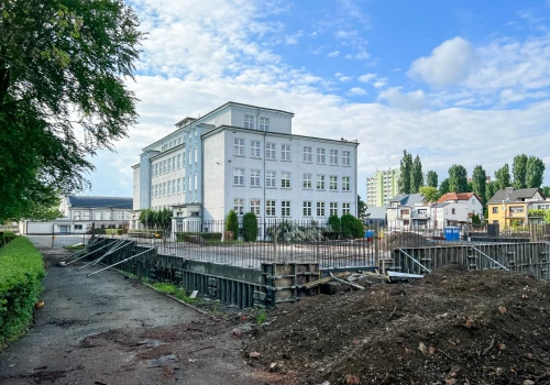 Teren wokół II LO to dziś plac budowy. Powstaje nowoczesna infrastruktura sportowa