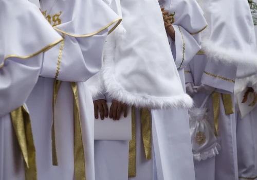 Czy chrzestni muszą kupować prezent na komunię? Kościół mówi wprost: tylko jeden obowiązek