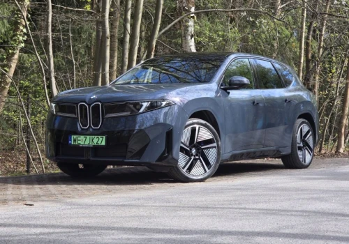 BMW iX3 niszczy system. No i po co komu gałki przy nawiewach, jak ma takie ekrany?!