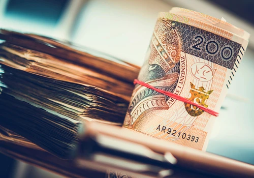 Mocny złoty na początku tygodnia. Słabsze dane o sprzedaży detalicznej