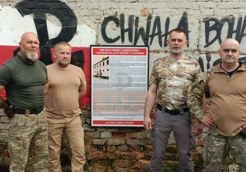Mural i tablica w Koninie. Upamiętnienie więzienia przy ul. Wodnej