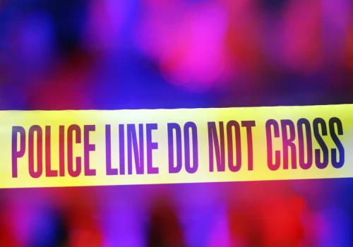 Chicago: Dwulatek śmiertelnie postrzelił się z broni znalezionej w domu. Aresztowano jedną osobę