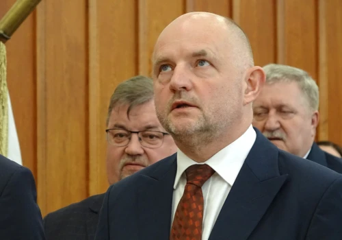 Marszałek z wotum zaufania. Opozycja starała się pokazać pazur