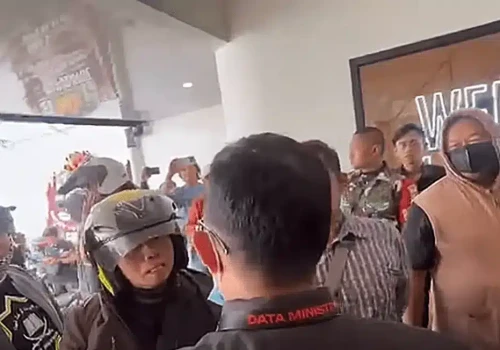 Ekstremiści islamscy przerywają nabożeństwa w Indonezji
