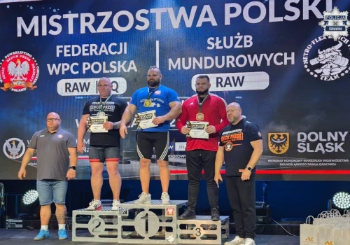 Policjant z Katowic pobił rekord Polski. Asp. szt. Krzysztof Banaś wyciska ponad 240 kg